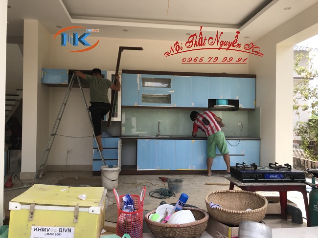 Bộ tủ bếp Acrylic đang trong quá trình hoàn thiện bởi đội ngũ thợ lành nghề của Nguyễn Kim