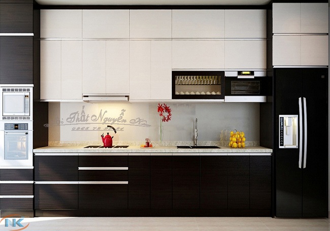 Thiết kế tủ bếp acrylic ACR02 dáng chữ I kich trần khá được ưa chuộng tại căn hộ chung cư