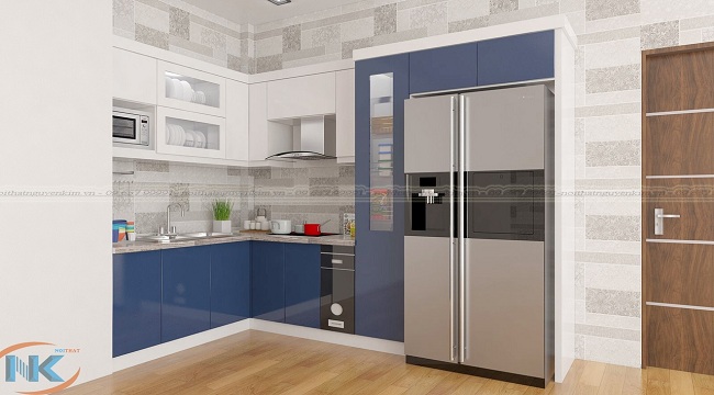 Thiết kế tủ bếp chữ L với chất liệu acrylic màu xanh dương ấn tượng, nổi bật về màu sắc, tạo cảm giác tươi mới, năng động hơn mỗi khi bước vào bếp.