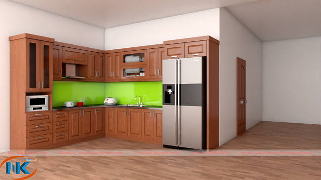Mẫu tủ bếp xoan đào với điểm nhấn là kính ốp bếp xanh lá cây nổi bật trên màu cánh gián đậm 