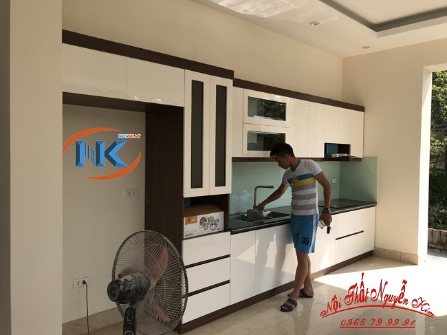 Ảnh thực tế thi công tủ bếp acrylic màu trắng dáng chữ I của Nguyễn Kim