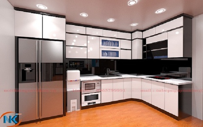 Thiết kế tủ bếp dáng chữ L tiết kiệm diện tích góc thừa căn bếp . Màu trắng bóng gương tôn thêm vẻ nhẹ nhàng, tinh tế 