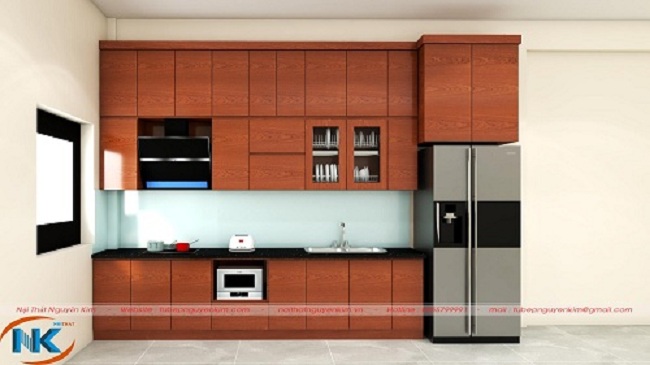 Tủ bếp gỗ xoan đào với đặc trưng màu cánh gián làm nổi bật bộ tủ bếp dáng chữ I hiện đại cho chung cư hay phòng bếp diện tích vừa nhỏ