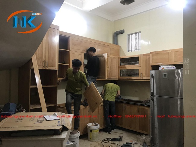 Nhân viên kỹ thuật của Nguyễn Kim đang thi công tủ bếp nhà cô Yên