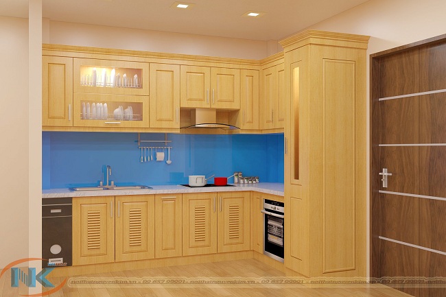 Đặc trưng màu vàng tươi sáng của tủ bếp gỗ sồi nga nổi bật với kính ốp bếp xanh nước biển