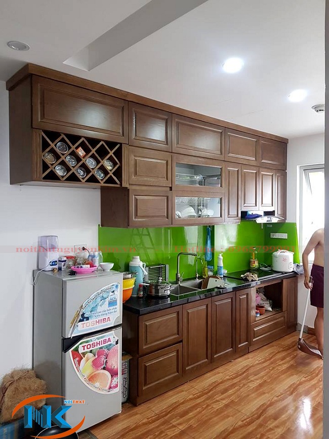 Tủ bếp gỗ sồi chữ I sơn màu nâu đậm thi công tại chung cư Golden An Khánh