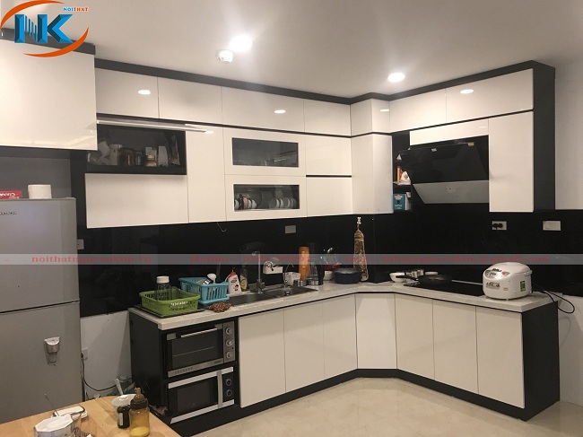 Tủ bếp acrylic màu trắng đã bàn giao nhà Anh Huy chung cư Golmark city, Hồ Tùng Mậu