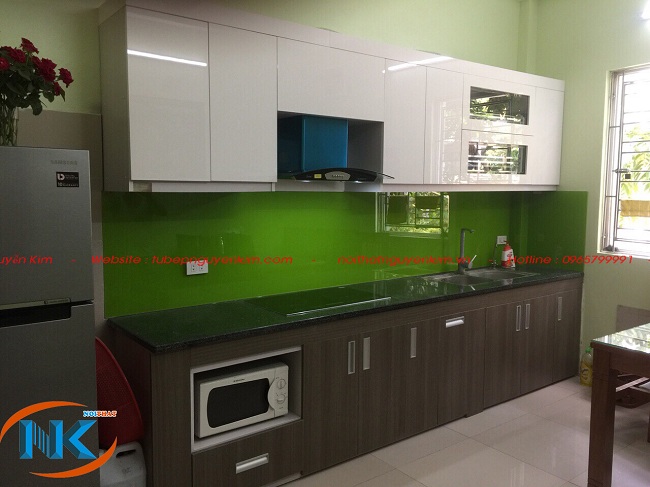 Tủ bếp acrylic kết hợp màu trắng và vân gỗ nhà chị Quỳnh, Hoài Đức, Hà Nội