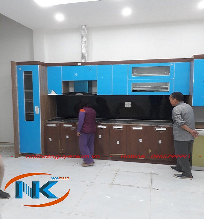 Tủ bếp nhà cô Quế, chung cư An Bình city sử dụng acrylic vân gỗ cho tủ bếp dưới