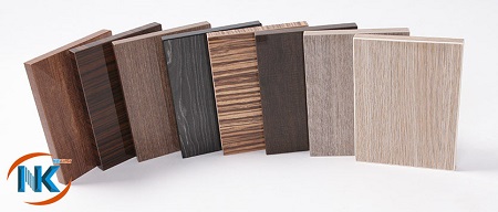 Tấm gỗ MDF sau khi trải qua công đoạn dán acrylic vân gỗ bề mặt đạt tính thẩm mỹ cao