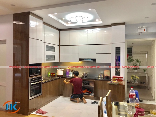 Không gian tổng thể phòng bếp nhà anh Hiếu sau khi bàn giao vô cùng rộng rãi, tiết kiệm không gian phía trên với tủ bếp kịch trần