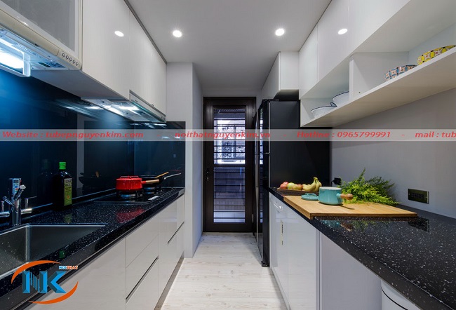 Mẫu tủ bếp song song cho căn hộ chung cư chất liệu gỗ acrylic an cường