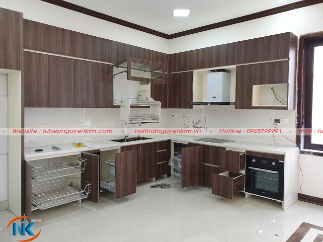 Tủ bếp laminate với đầy đủ phụ kiện, thiết bị bếp nhập khẩu hiện đại vô cùng tiện nghi