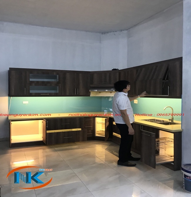 Tủ bếp laminate vân gỗ mã màu LK 4518A kiểu dáng chữ L nhà anh Ngọc,Thanh Trì, Hà Nội
