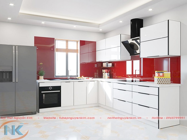 Màu trắng nhẹ nhàng, tinh tế cùng điểm nhấn là kính ốp bếp màu đỏ đô ấn tượng đậm phong cách hiện đại