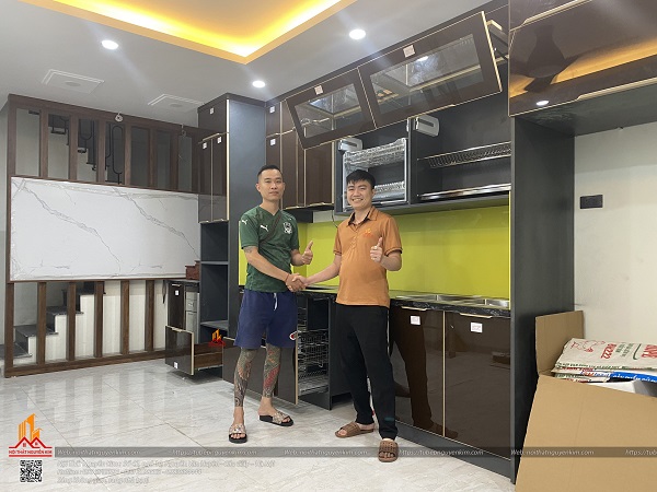 Mẫu tủ bếp cánh kính cường lực màu ghi tại nhà anh Cường, Hoàng Mai, Hà Nội