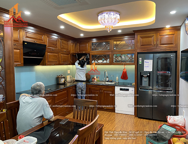 Mẫu tủ bếp gỗ gõ đỏ Nguyễn Kim đã thi công