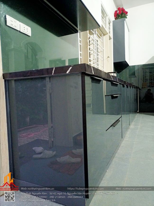 Cánh kính tủ bếp dưới sáng bóng, sang trọng, độ bền rất cao