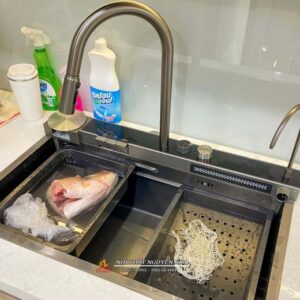 Vòi rửa bát dây rút hai đường nước nóng lạnh nhà anh Kỷ, chung cư Roman